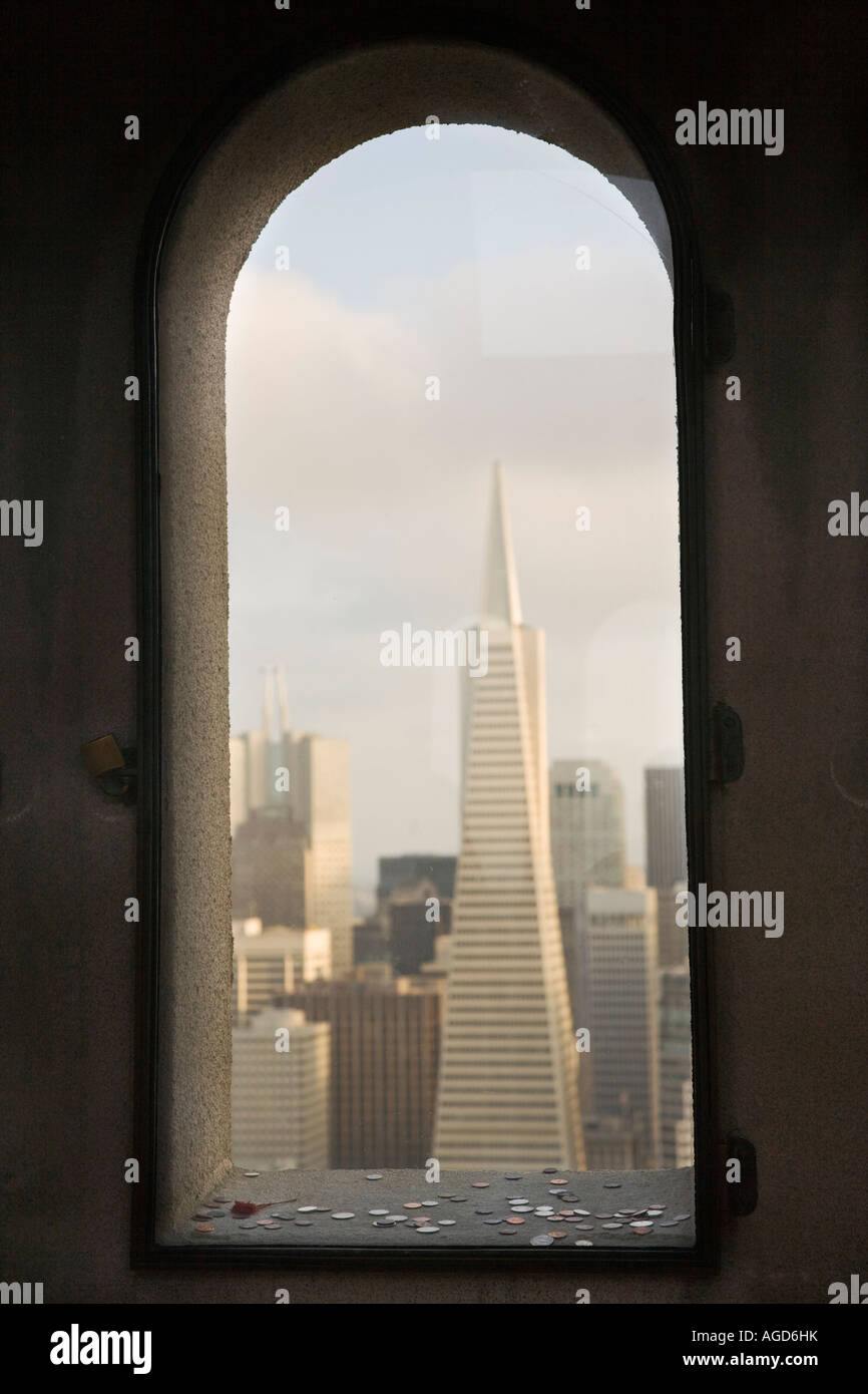 La Transamerica Building view à partir de la fenêtre dans la Coit Tower, Telegraph Hill, San Francisco, Californie Banque D'Images