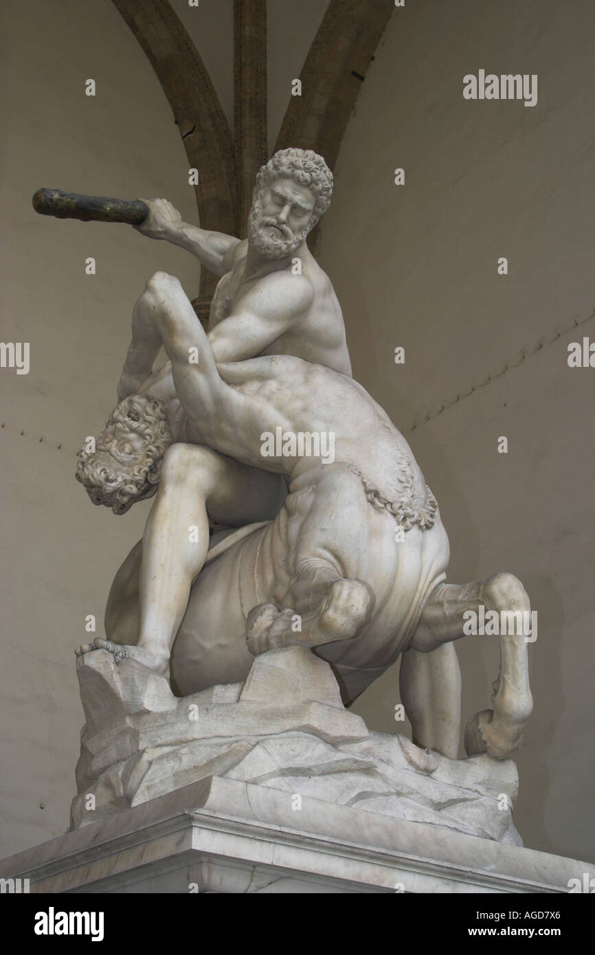 L'artiste flamand Jean de Boulogne appelé Giambologna sculptée ce travail d'Hercule, le centaure Nessus combat Banque D'Images