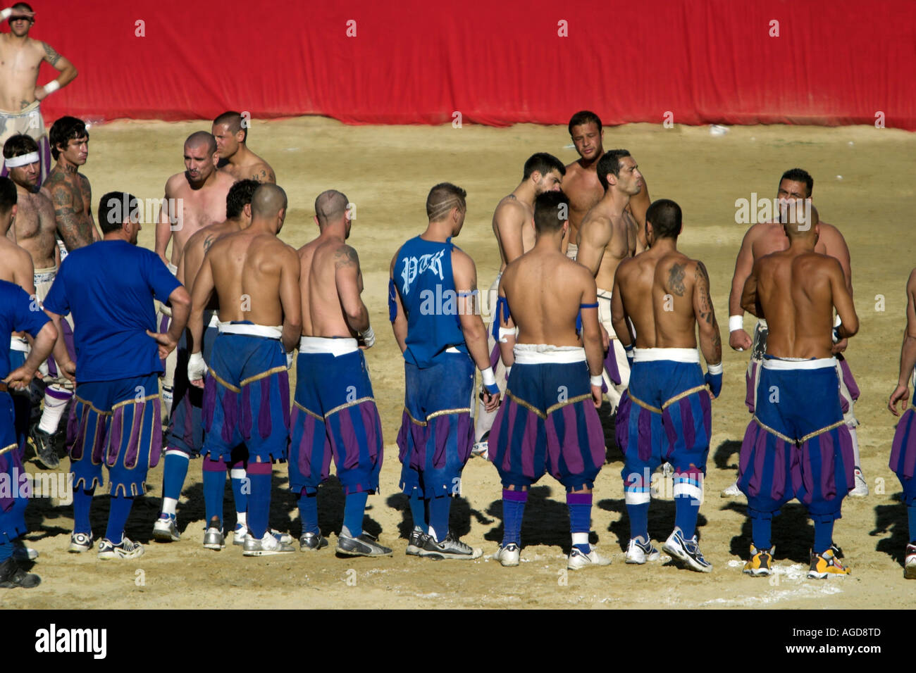 La multitude de joueurs dans le jeu qu'ils appellent le Calcio Storico, football en costume, Santa Croce, Florence, Italie. Banque D'Images