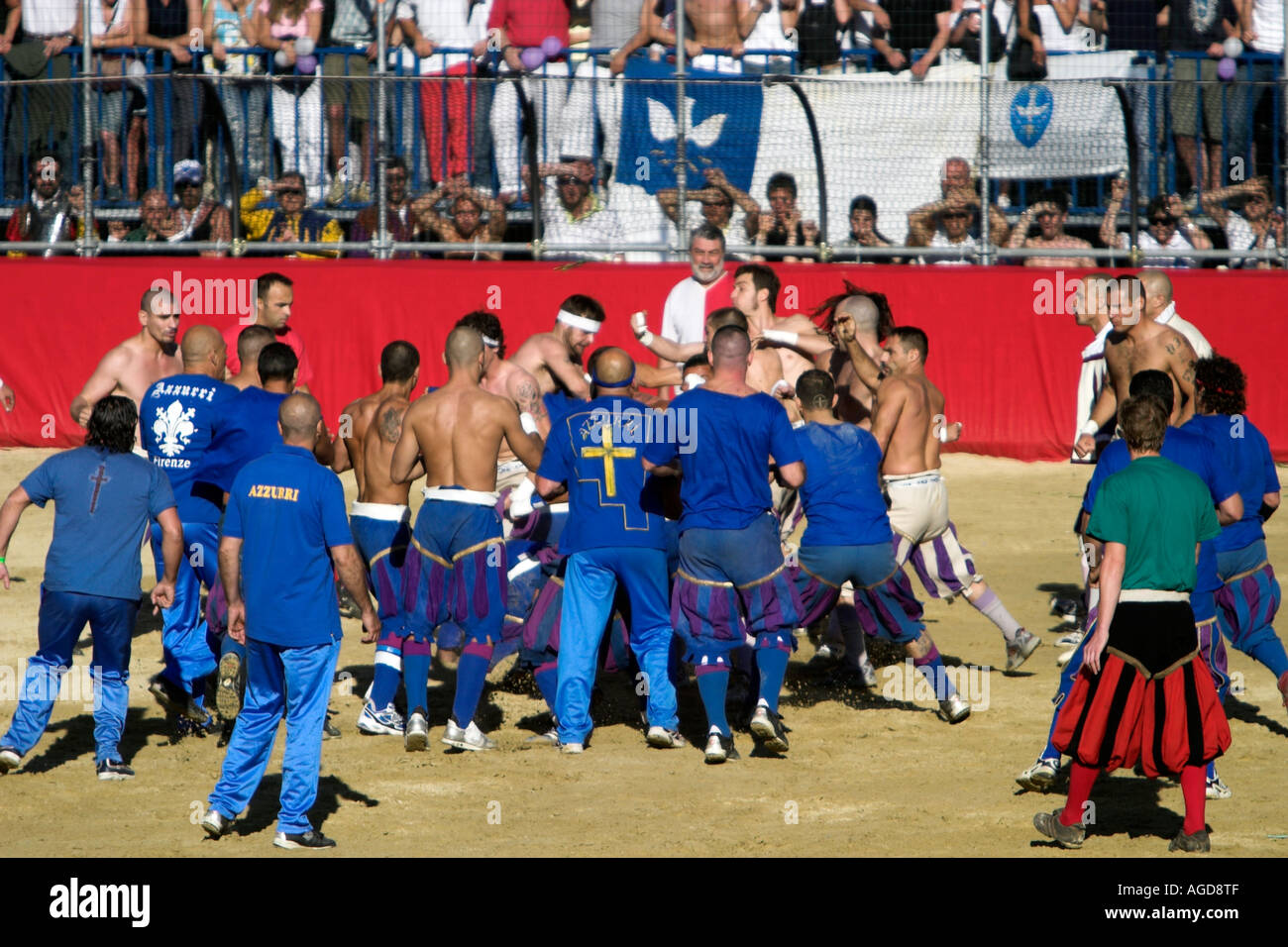 La multitude de joueurs dans le jeu qu'ils appellent le Calcio Storico, football en costume, Santa Croce, Florence, Italie. Banque D'Images