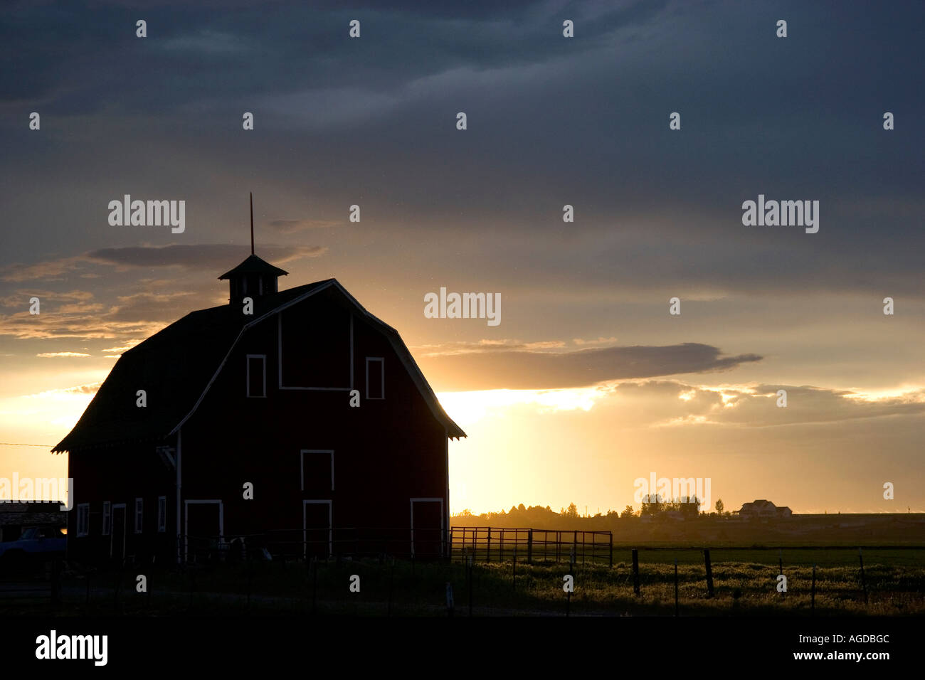 Grange au coucher du soleil près de Burley, Idaho. Banque D'Images