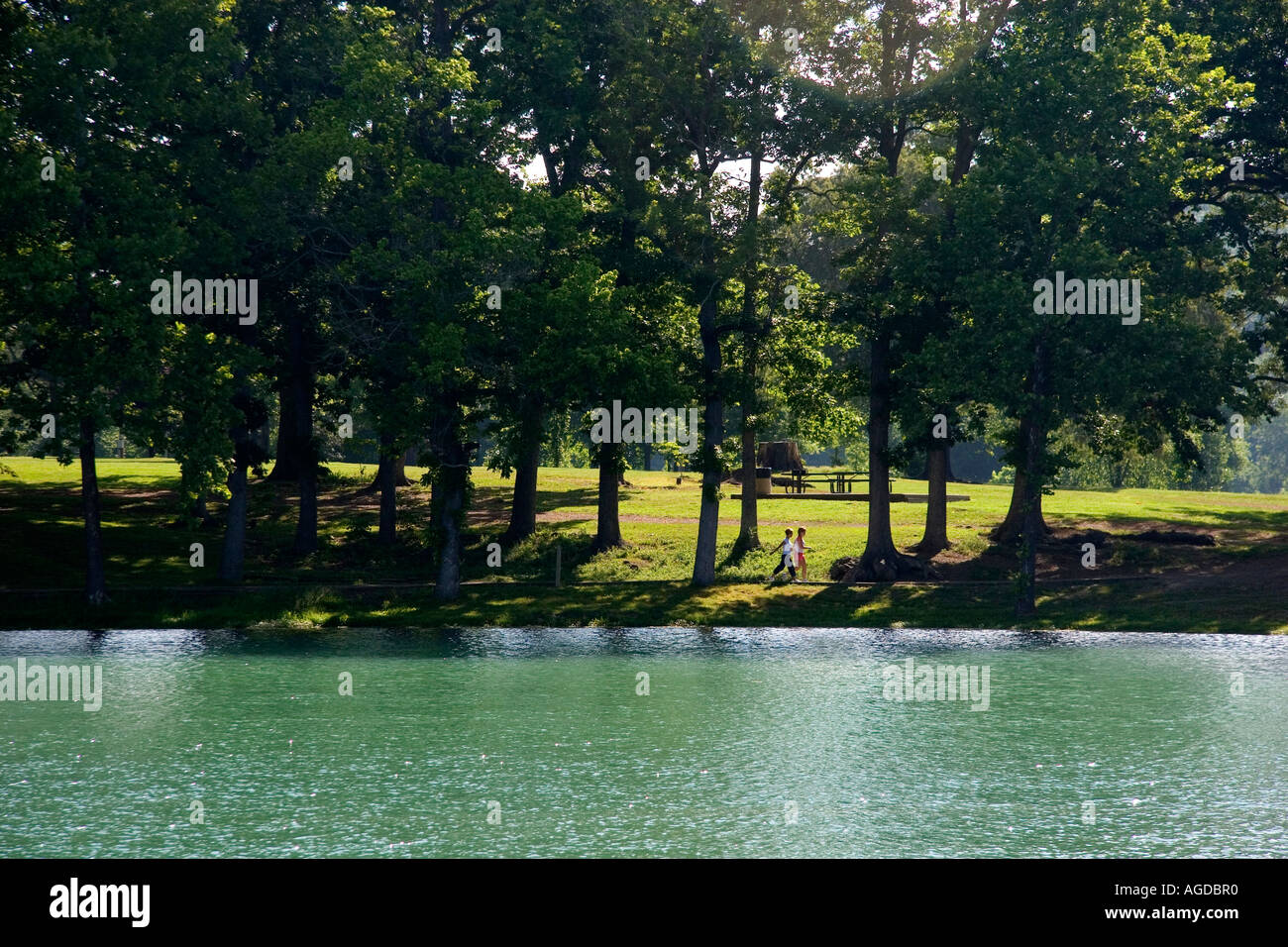 Femmes marchant le long de la côte de Mammoth Springs à la ville de Mammoth Springs, Arkansas. Banque D'Images