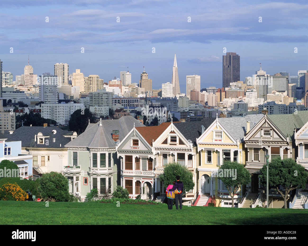 Maisons victoriennes sur Steiner Street avec l'horizon de San Francisco Banque D'Images