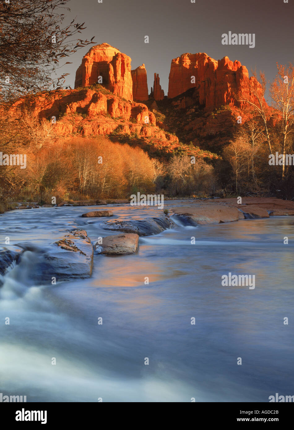 Cathedral Rock sur Oak Creek de Sedona Arizona au coucher du soleil Banque D'Images