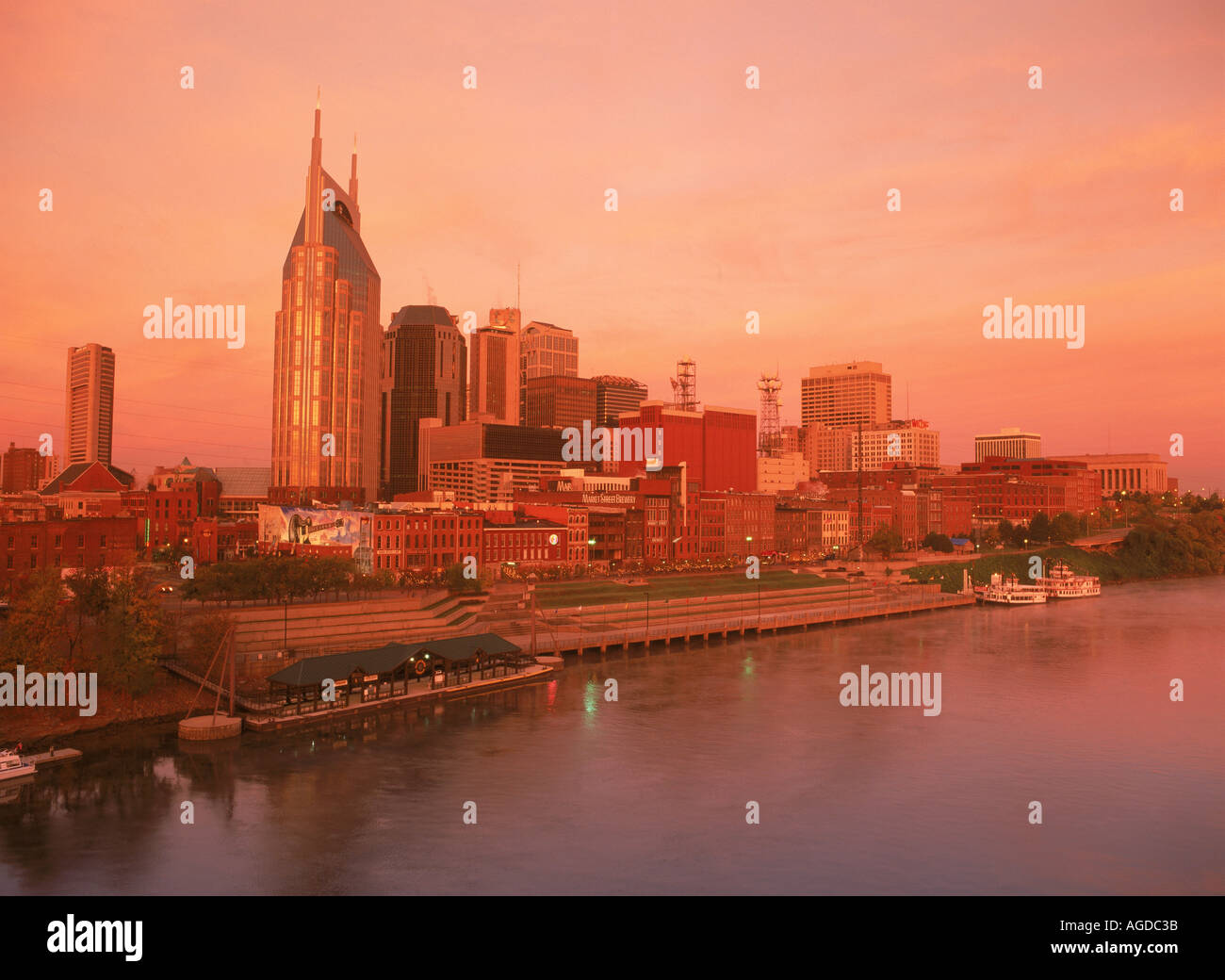 Nashville skyline sur la rivière Cumberland au lever du soleil au Tennessee Banque D'Images