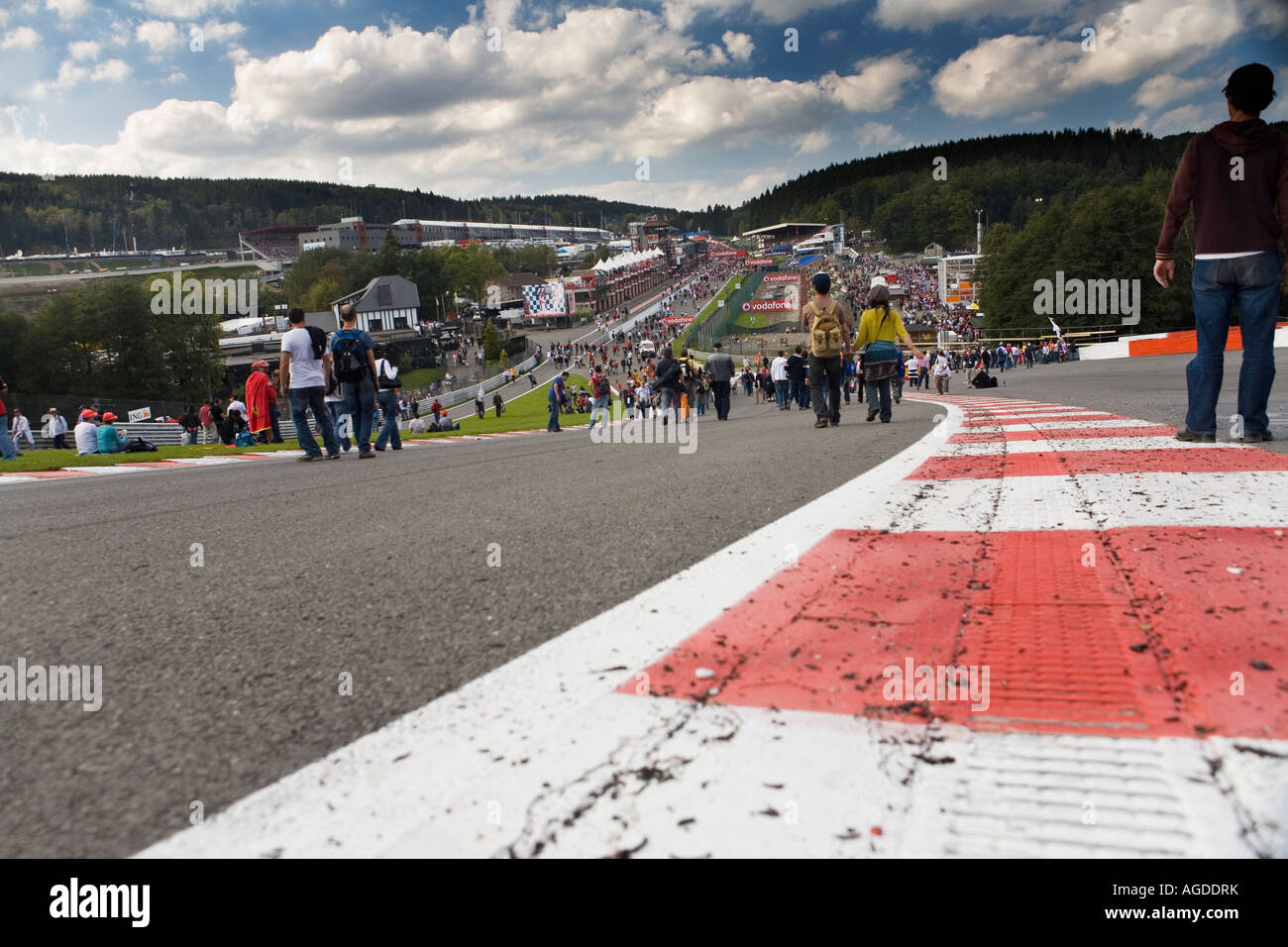 Vue vers le bas Eau Rouge à la formule un Grand Prix de Belgique à Spa Banque D'Images