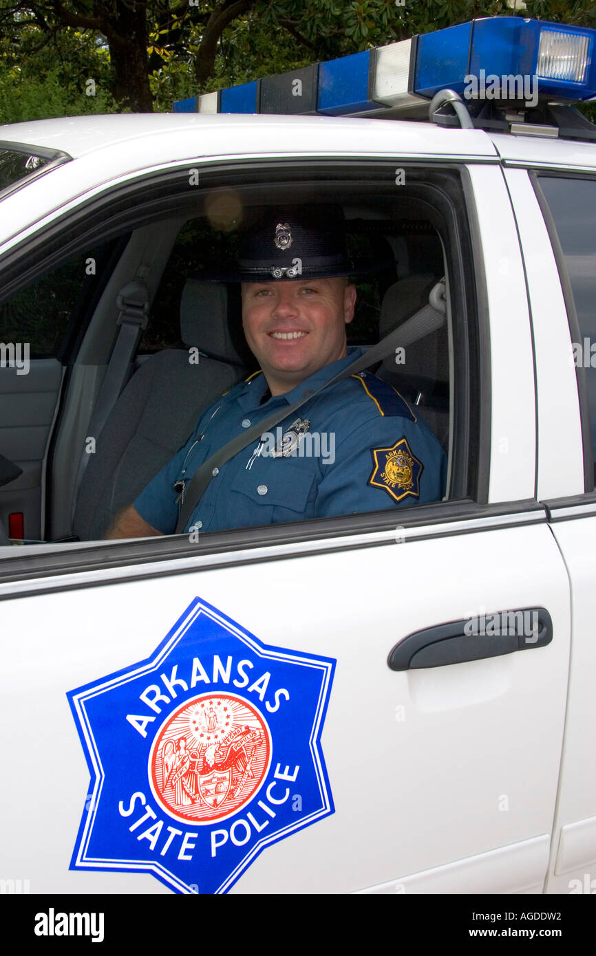 L'Arkansas State Police trooper et voiture à Ozark, Arkansas. Banque D'Images