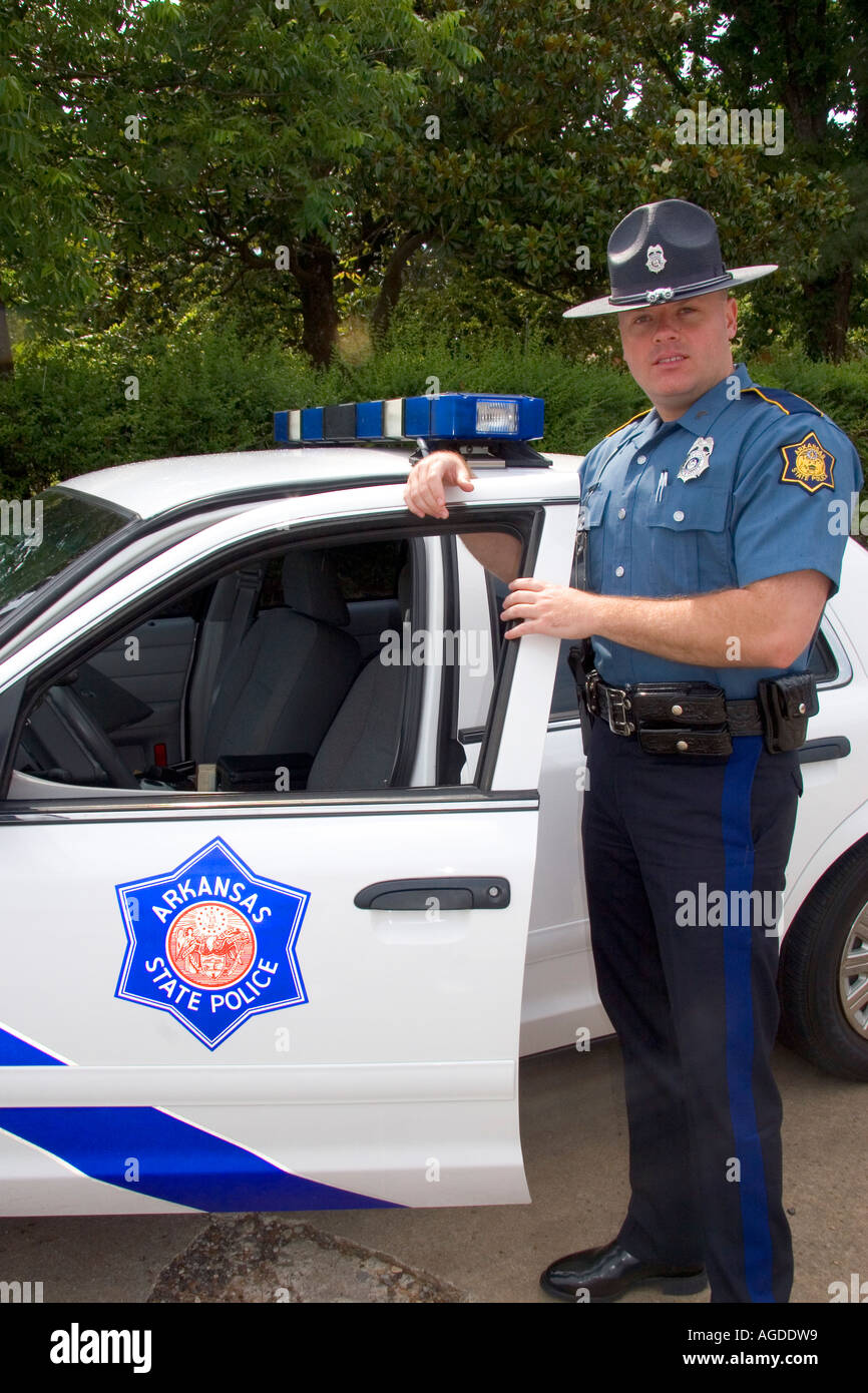 L'Arkansas State Police trooper et voiture de patrouille dans la région de Ozark, Arkansas. Banque D'Images