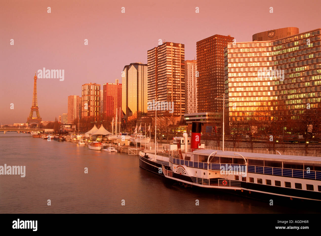 La Tour Eiffel à la fin du Front de Seine avec excursion en bateau sur la Seine à Paris au coucher du soleil Banque D'Images