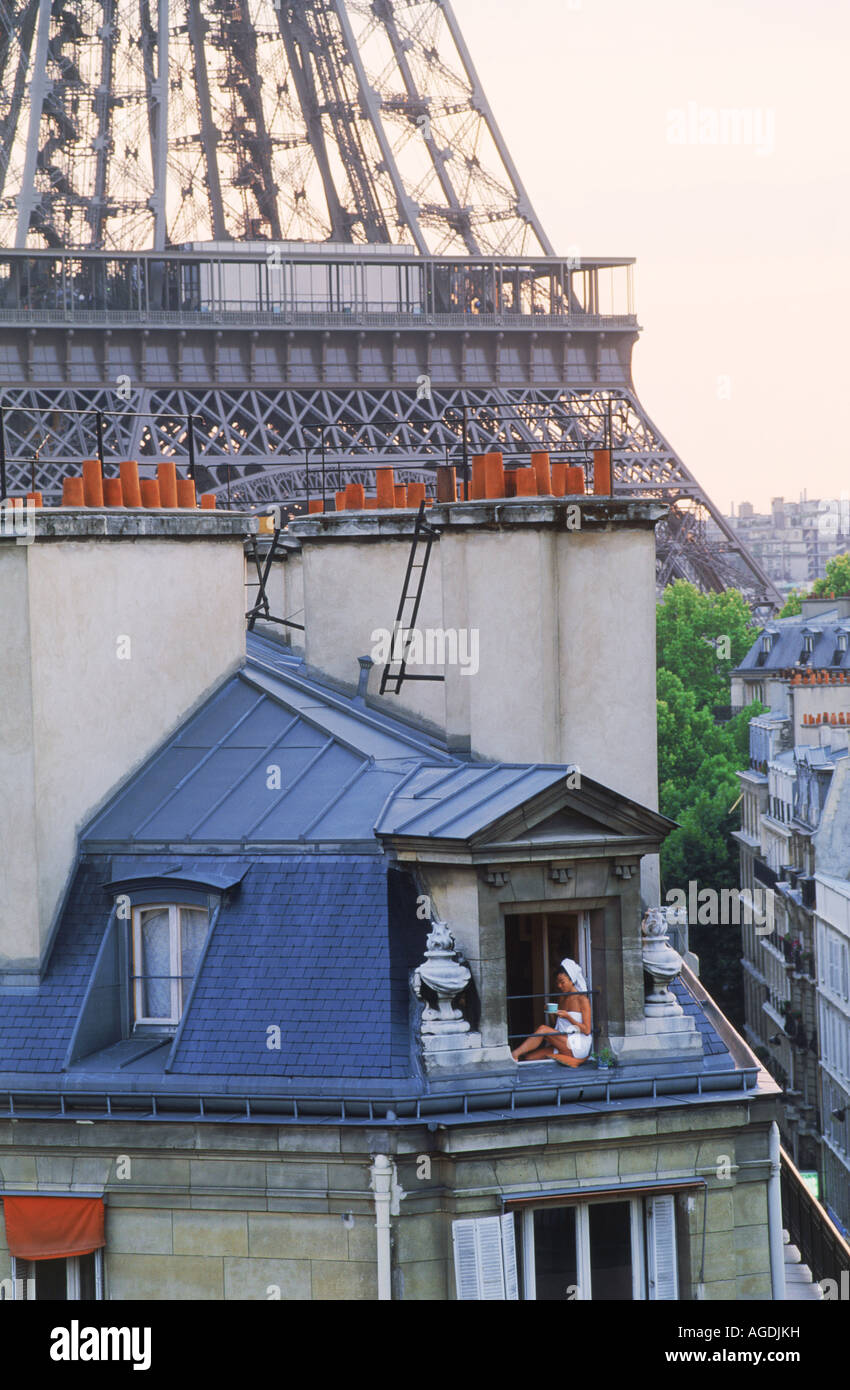 Les femmes de Paris appartement près de Eiffel Tower boire le thé avec sèche serviette dans après la douche Banque D'Images