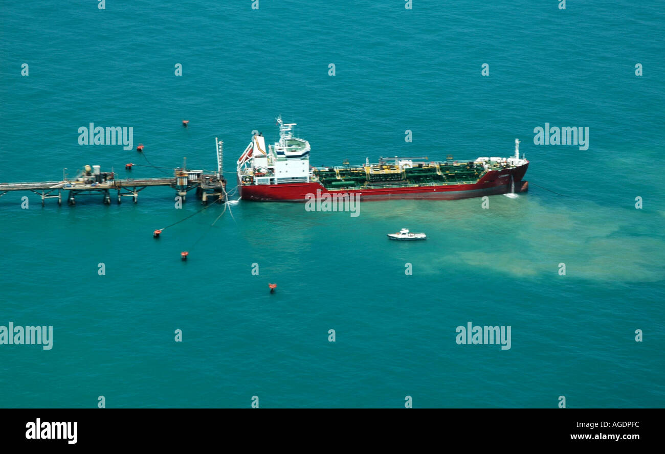 Oil Terminal Dock dans la mer Adriatique au large de la côte Est de l'Italienne près de Ancona Banque D'Images