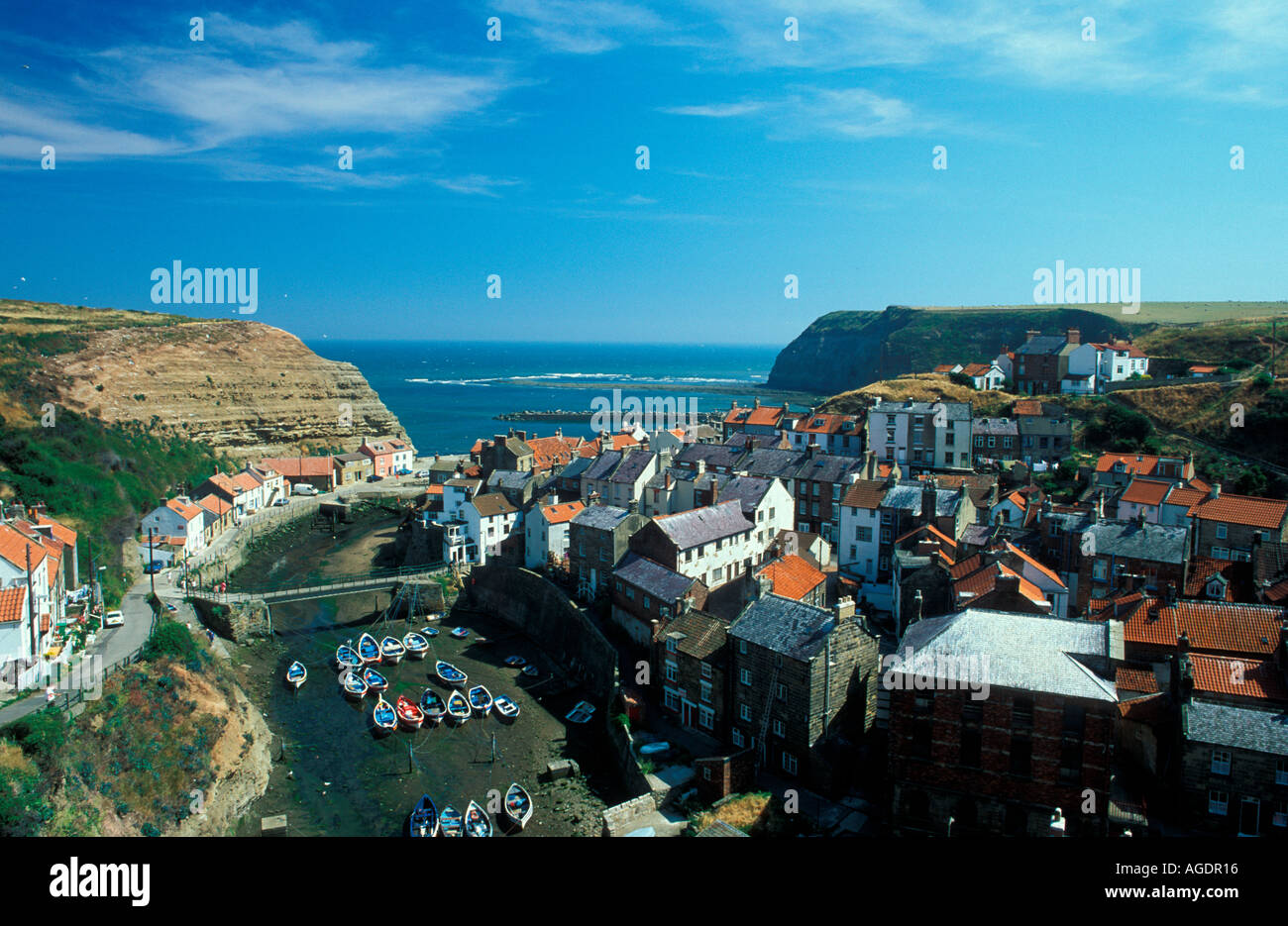 Vue aérienne de Staithes, North Yorkshire, Angleterre, montrant le port à marée basse Banque D'Images
