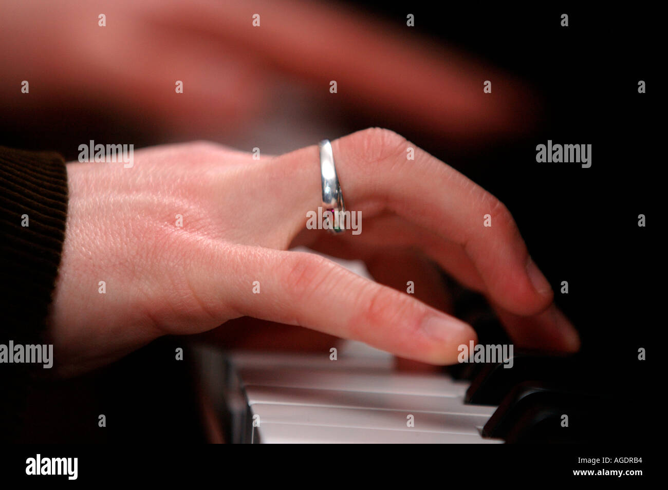 Joueur de piano touches piano noir et blanc ivoire main doigts longe la  musique instrument de musique joueur de jouer à faire de la musique Photo  Stock - Alamy