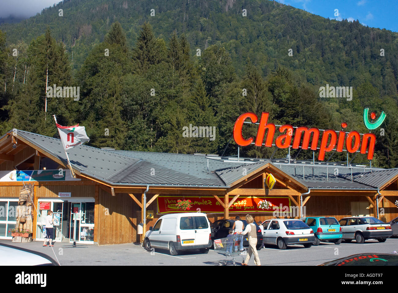Supermarché CHAMPION à St Jean d'Aulps en Haute Savoie de la France Photo  Stock - Alamy
