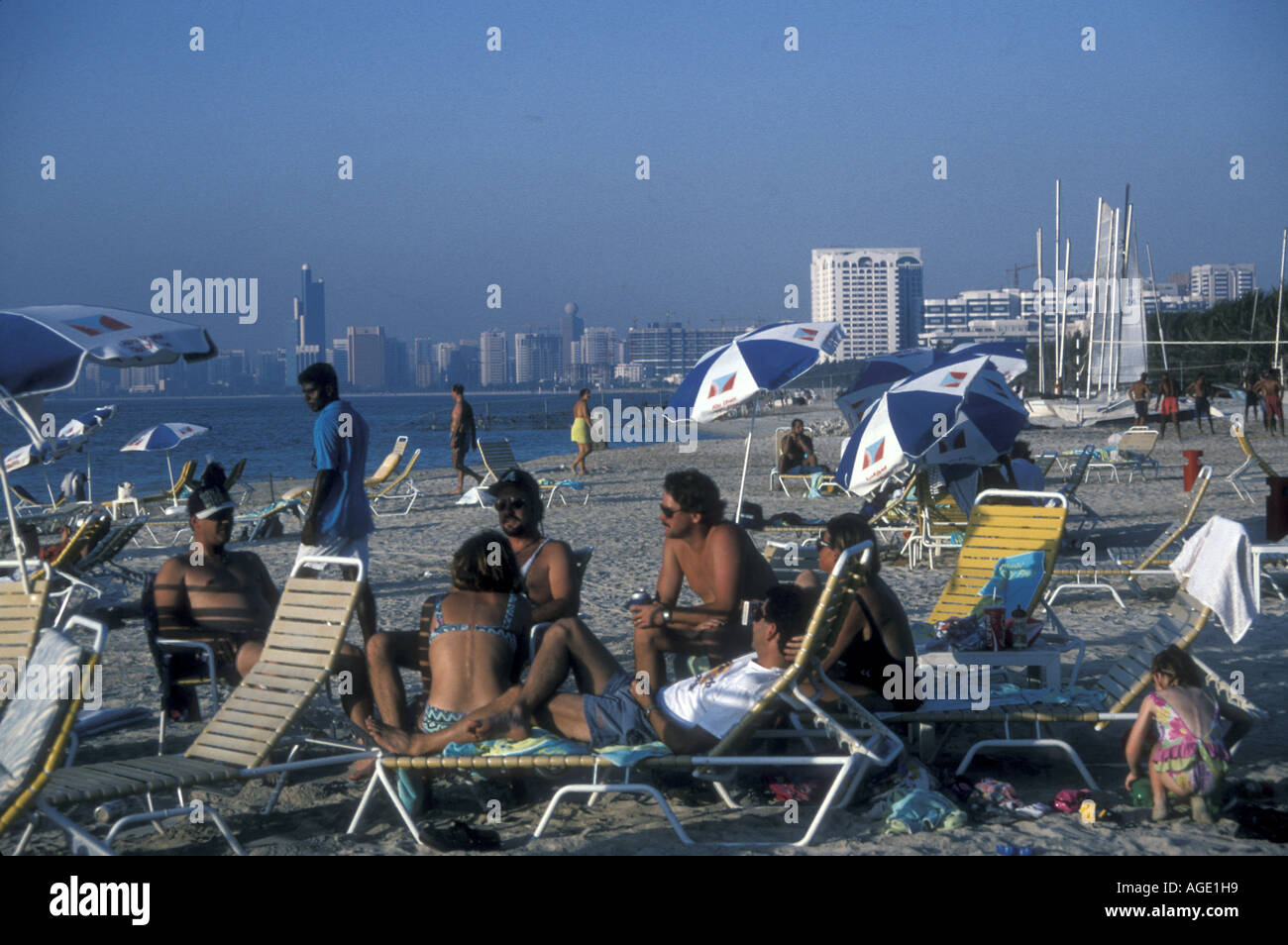 La plage Hilton à Abu Dhabi avec des visiteurs de l'Ouest, 1996 Banque D'Images