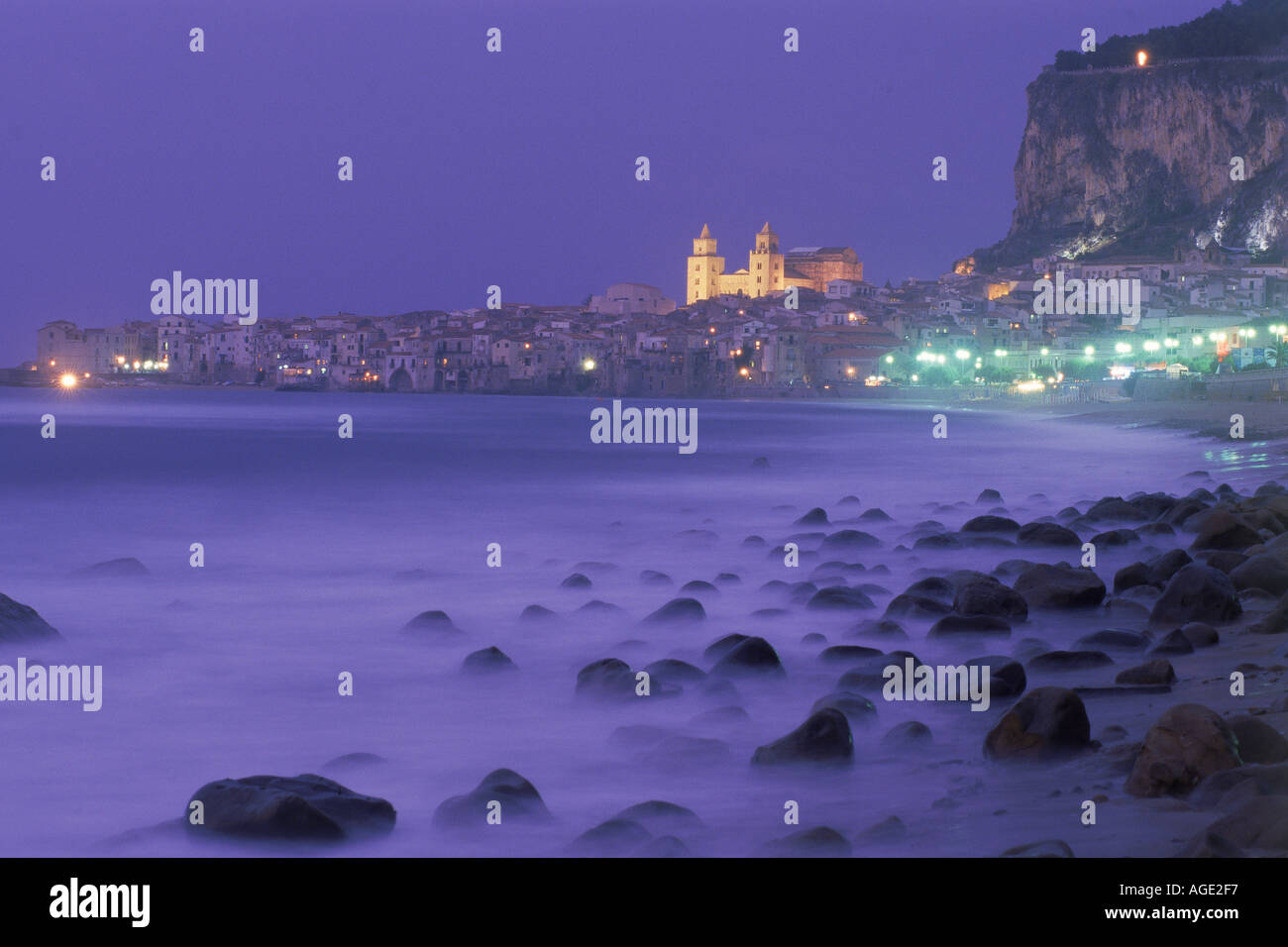 La place du Duomo au-dessus de village de Cefalu en Sicile dans la nuit Banque D'Images
