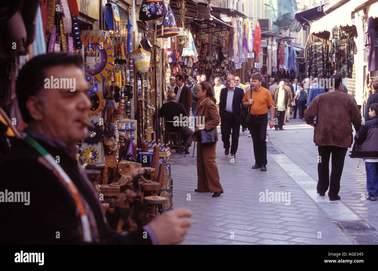 Grèce Athènes Shopping le long Pandrosou st qui a de nombreux magasins d'offrir à la vente des souvenirs Banque D'Images