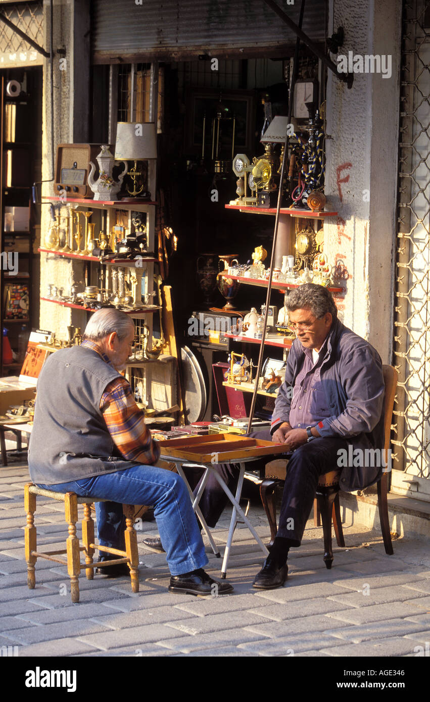 Grèce Athènes deux personnes jouant au backgammon en face d'une boutique antic Banque D'Images