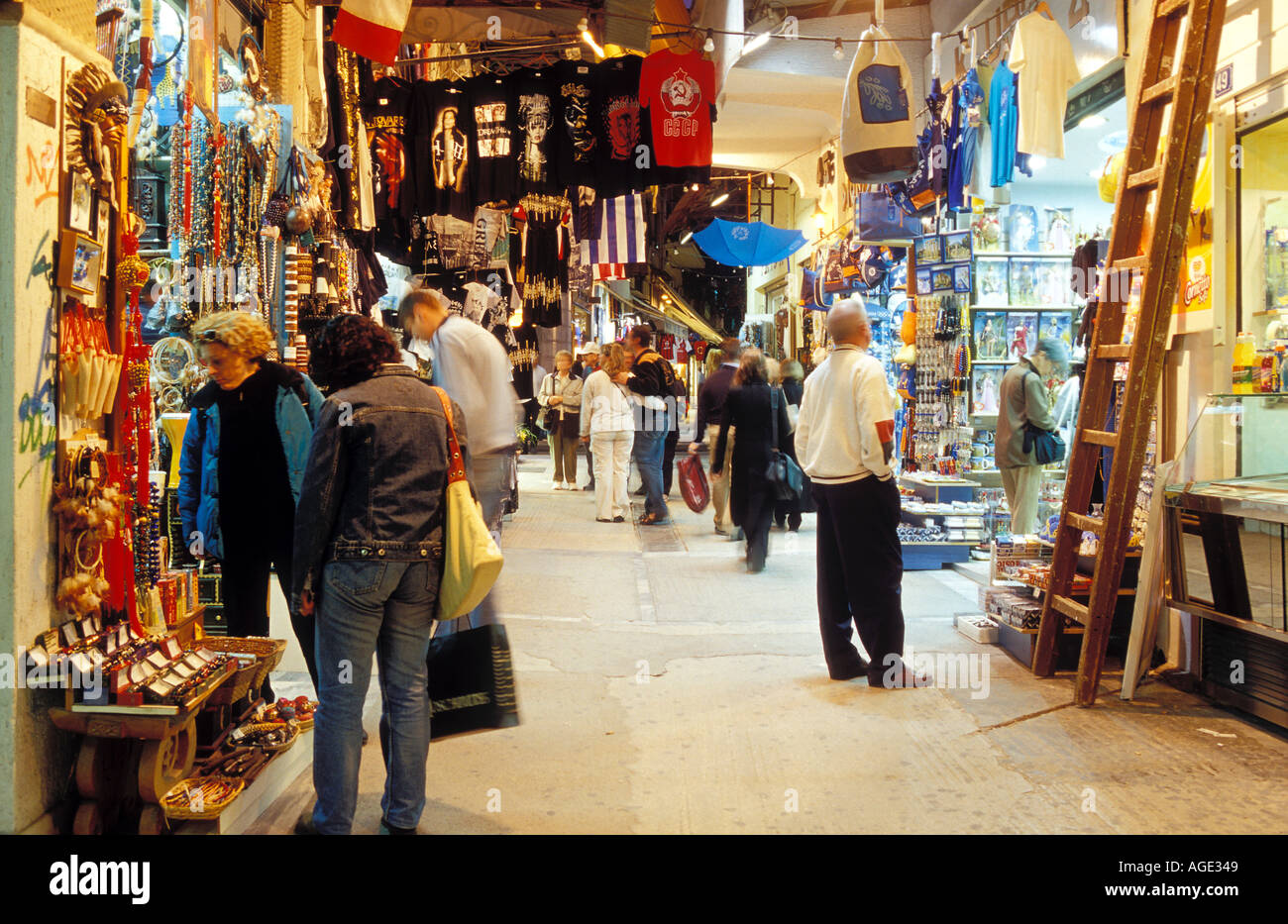 Grèce Athènes Shopping le long Pandrosou street qui a de nombreux magasins d'offrir à la vente des souvenirs Banque D'Images