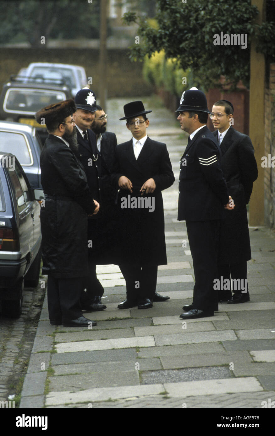 La police le service à l'intérieur de la communauté juive hassidique salon Stamford Hill Londres Banque D'Images