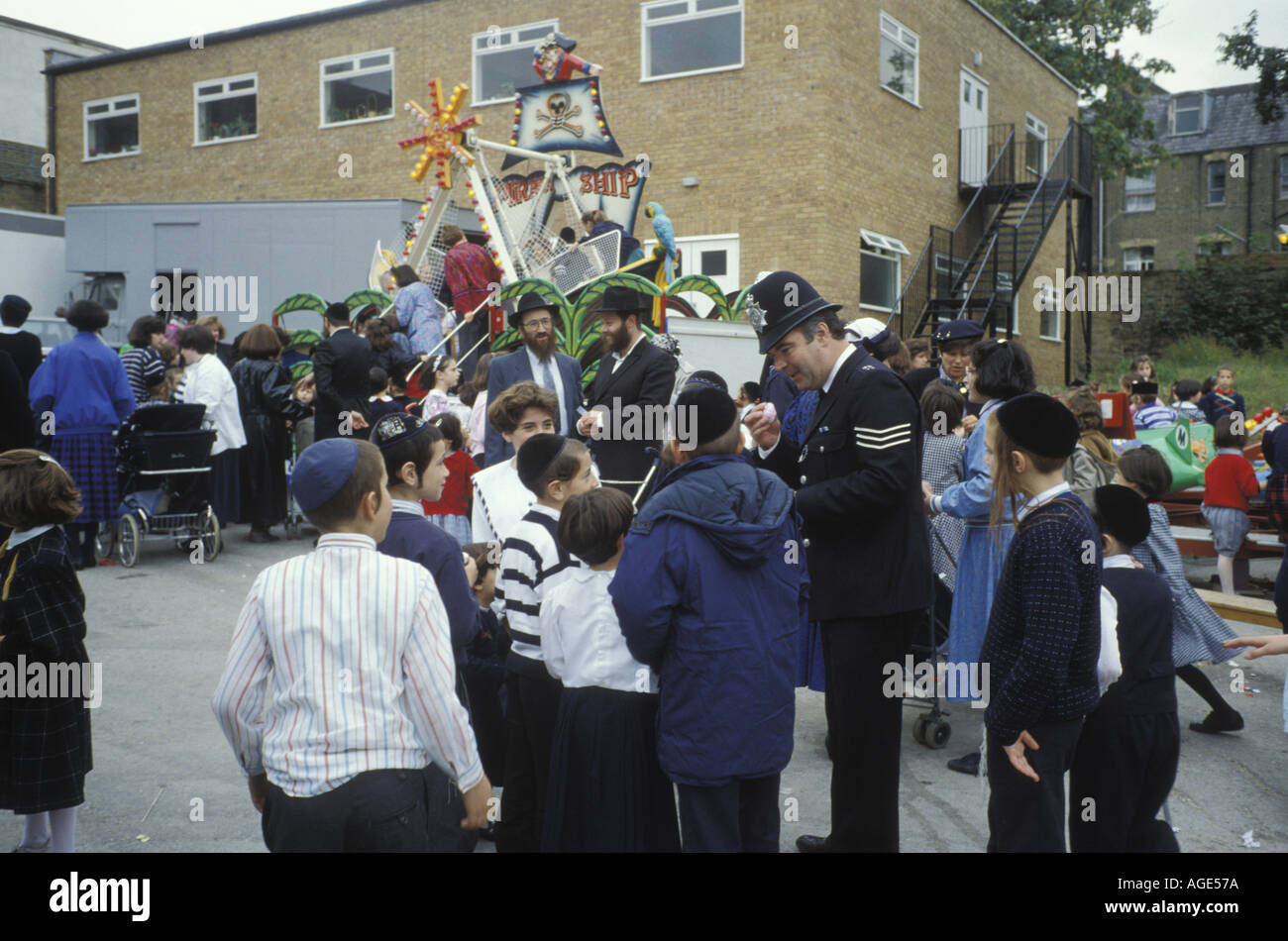 La police le service à l'intérieur de la communauté juive hassidique salon Stamford Hill Londres Banque D'Images