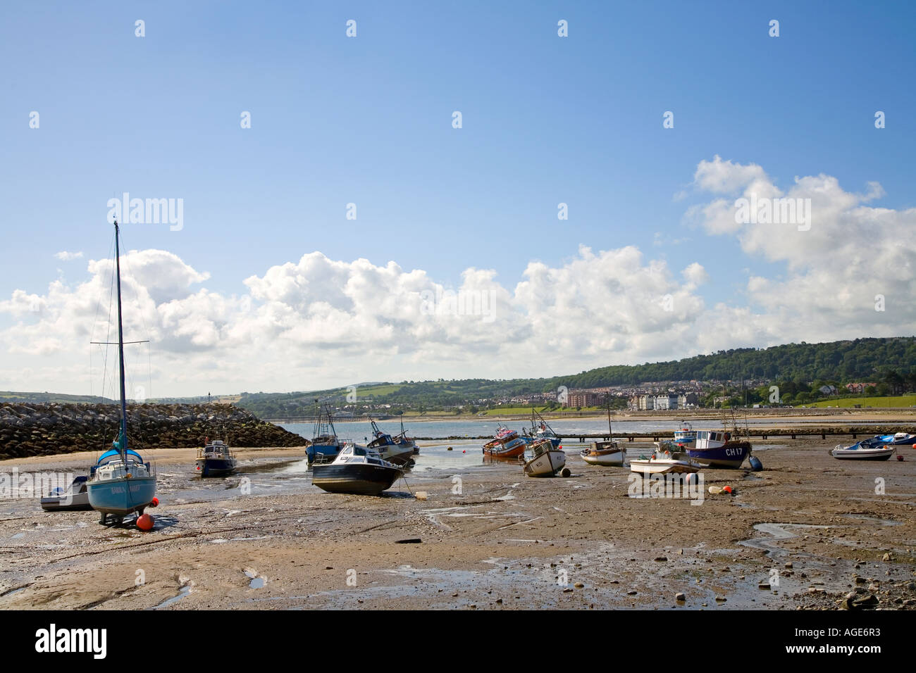 Bateaux sur la plage à marée basse sur les galles Conwy Mer Rhos UK Banque D'Images