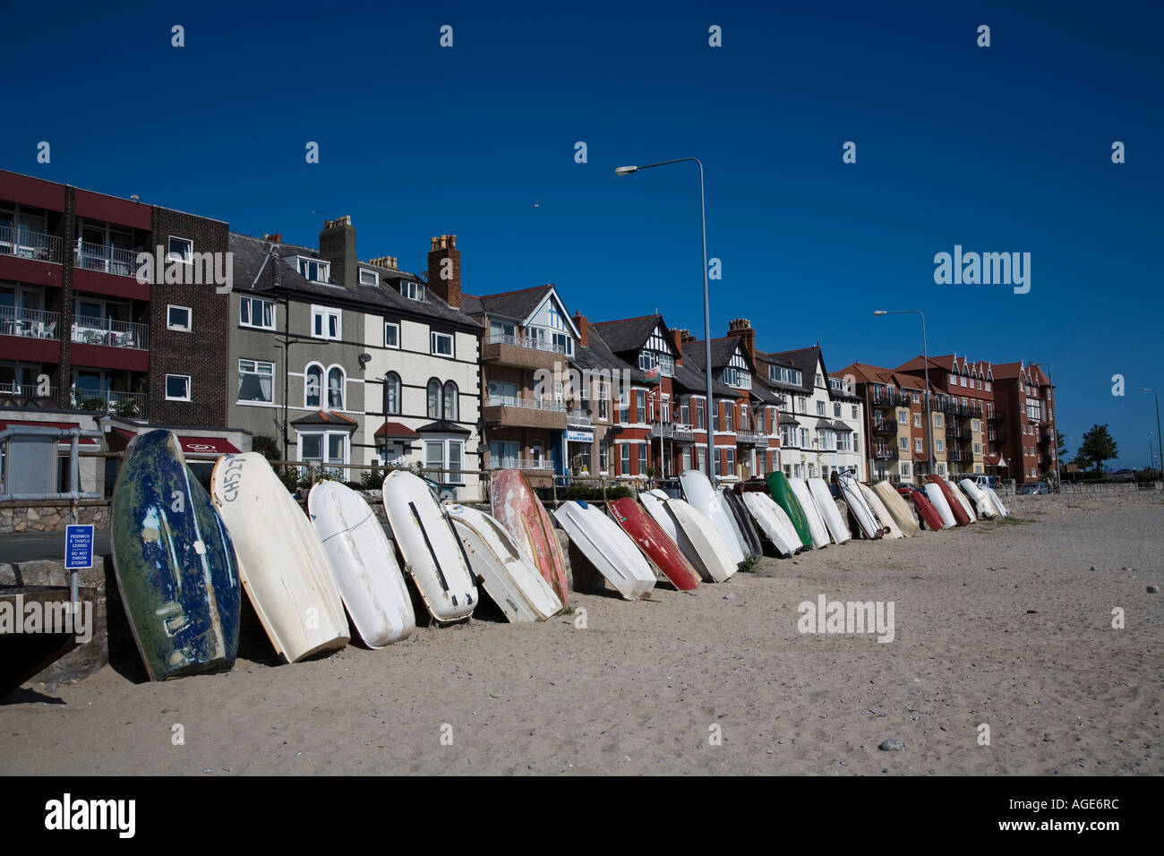 Bâtiments et bateaux renversés sur le front de mer de la mer de Rhos Galles Conwy UK Banque D'Images