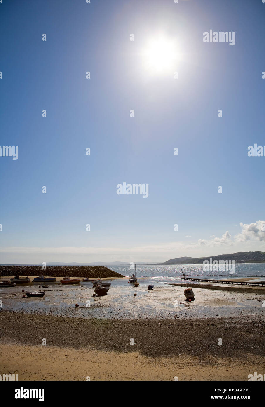 Bateaux sur la plage à marée basse sur les galles Conwy Mer Rhos UK Banque D'Images