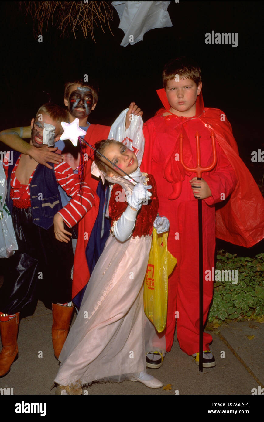 Halloween diable suivre pour les jeunes de 12 ans. St Paul Minnesota USA Banque D'Images