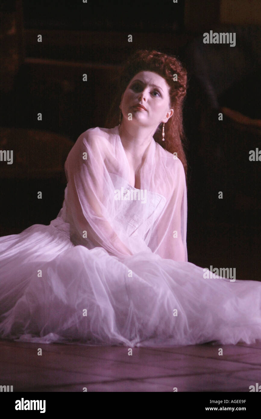 Welsh National Opera production de Béatrice et Bénédict d'Hector Berlioz 1803 Photo 1869 Rebecca Evans comme héros de Galles UK GO Banque D'Images