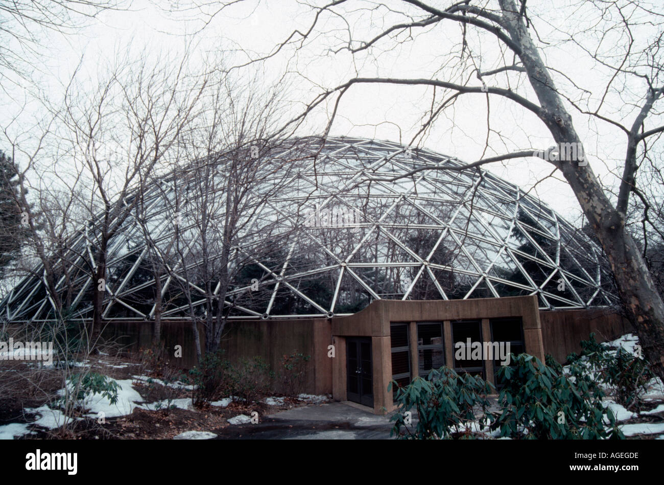 Volière d'oiseaux à la New York Zoological Society s Queens Zoo de Flushing Meadows Park en utilisant une structure de dôme géodésique Banque D'Images