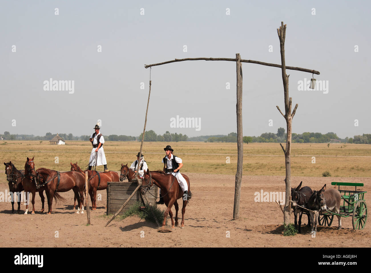 Hongrie Kiskúnság Bugac csikós cavaliers à un puits traditionnel Banque D'Images