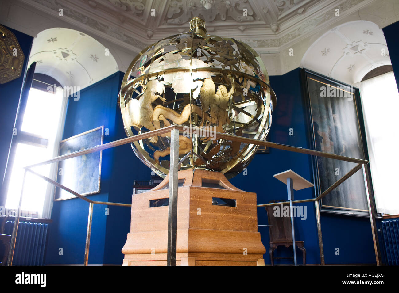 Earth globe en laiton avec des dessins d'or mythique - Frederiksborg - Hillerod, Danemark Banque D'Images