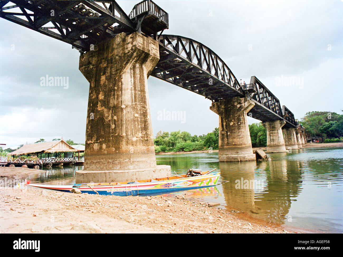 Le pont sur la rivière Kwai dans la ville de Kanchanaburi en Thaïlande a été construit par les prisonniers alliés durant la Seconde Guerre mondiale Banque D'Images