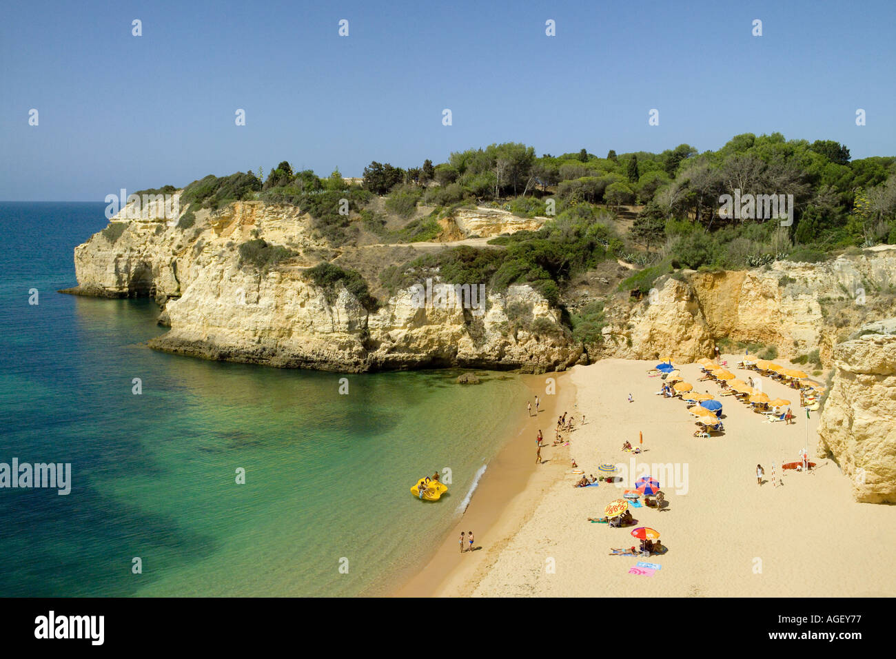 L'Algarve Portugal Cove près de Armaçao de Pera en face de Vila Vita resort Banque D'Images