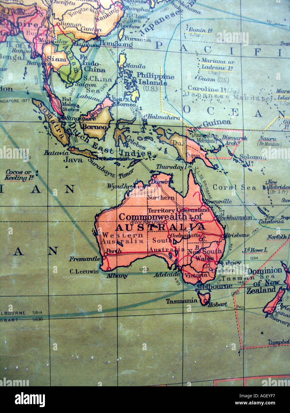 Vieux Mur de l'école carte montrant l'Empire britannique en rouge - se concentrer sur l'Australie, Nouvelle Guinée, Indonésie, Bornéo, en Asie du sud-est Banque D'Images