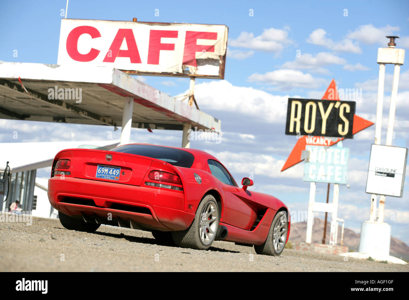 Le célèbre et emblématique Roy's Diner à Amboy, Californie, sur l'ancienne route 66 avec une Dodge Viper. Banque D'Images