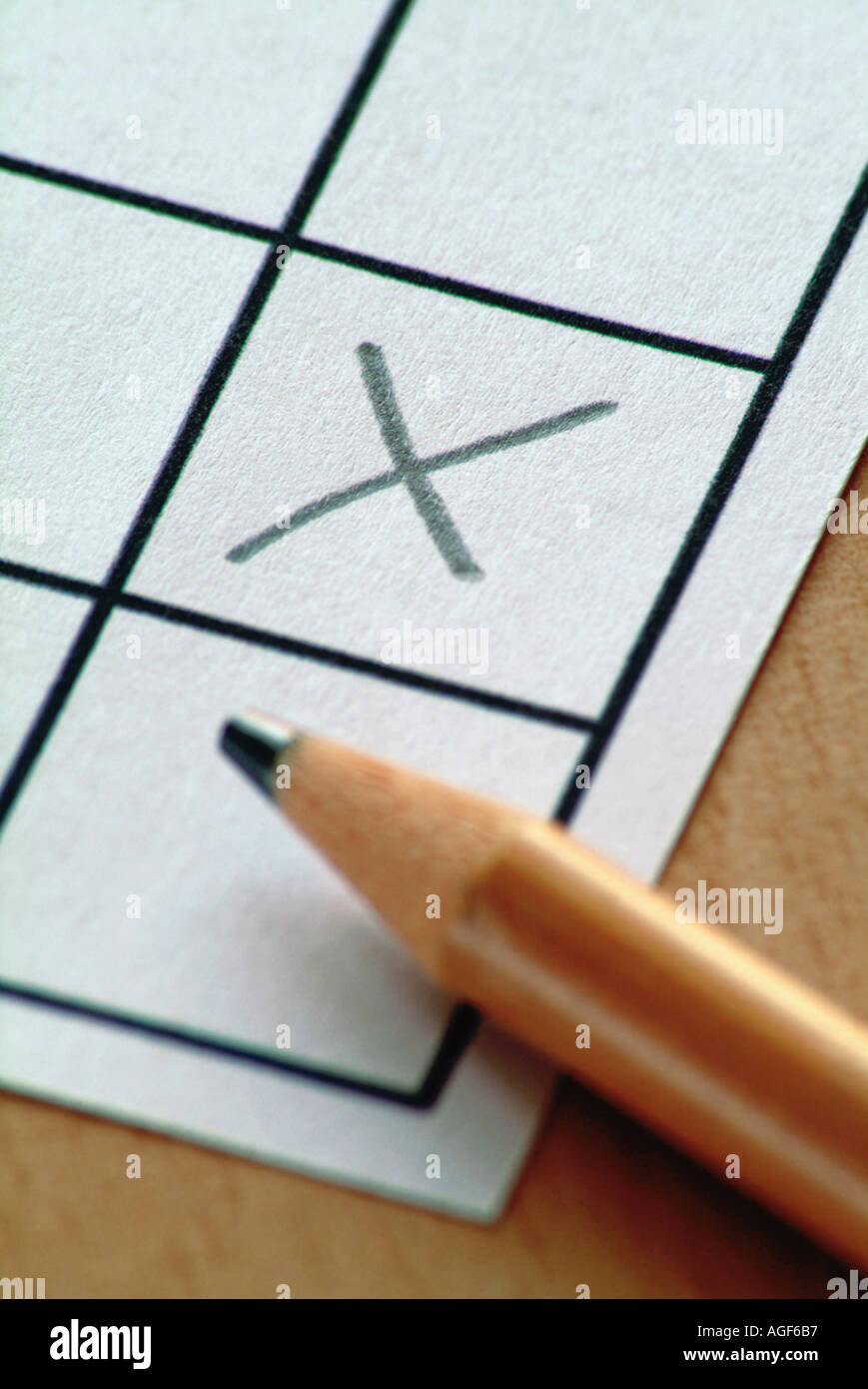 Pointe de crayon de mettre un x sur un bulletin de vote Banque D'Images