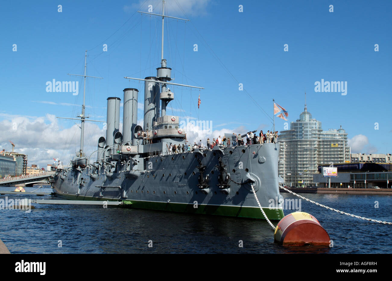 Navire de guerre russe célèbre croiseur Aurora maintenant un musée sur la Neva à Saint-Pétersbourg Russie les touristes sur le pont explorer le navire Banque D'Images