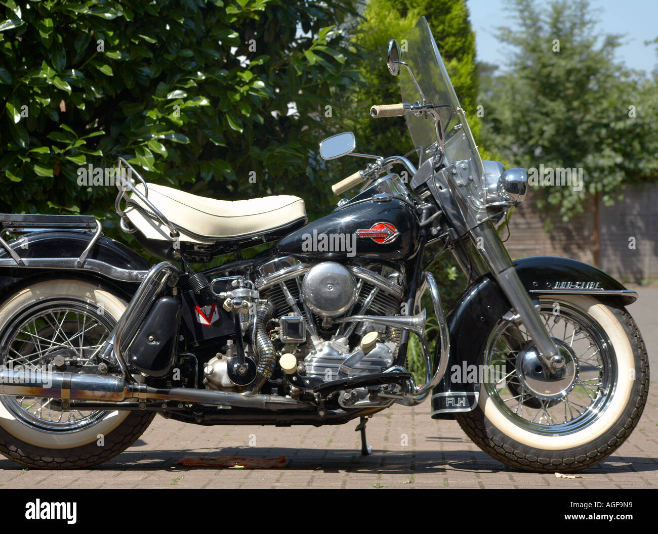 Harley davidson duo glide Banque de photographies et d’images à haute ...