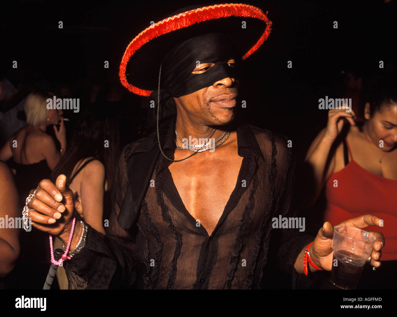 Man in Black mask et sombrero Banque D'Images