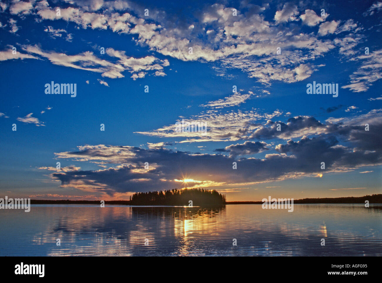 Coucher de soleil sur le lac Astotin Banque D'Images