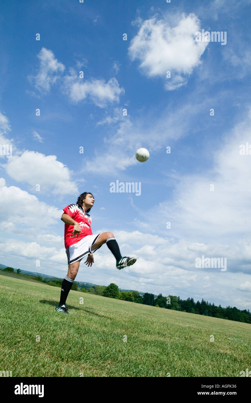 Latino man en uniforme jouant au football dans le cadre de Big Sky Banque D'Images