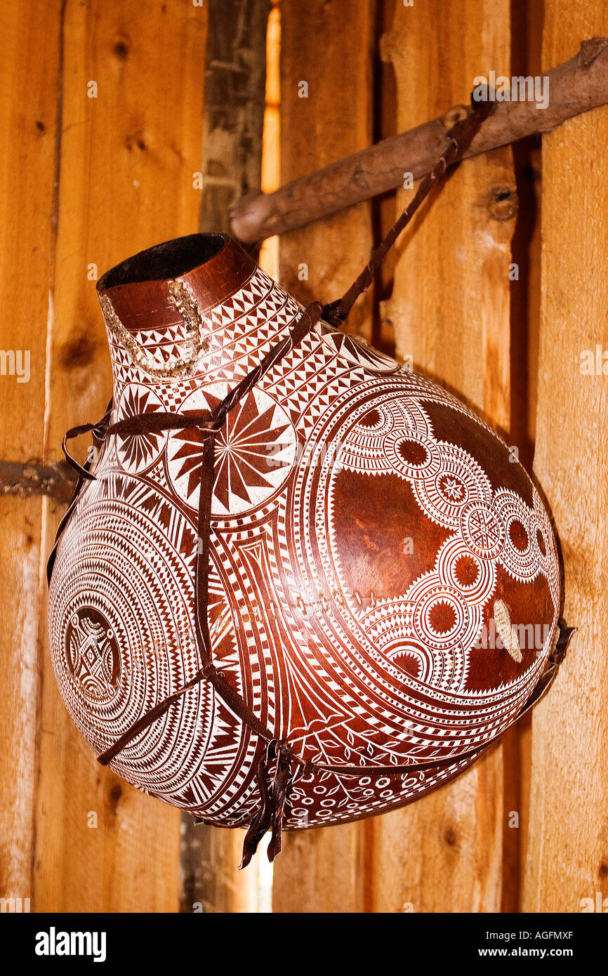 Image d'une cruche d'eau de l'Afrique de l'accroché sur un mur en bois Banque D'Images