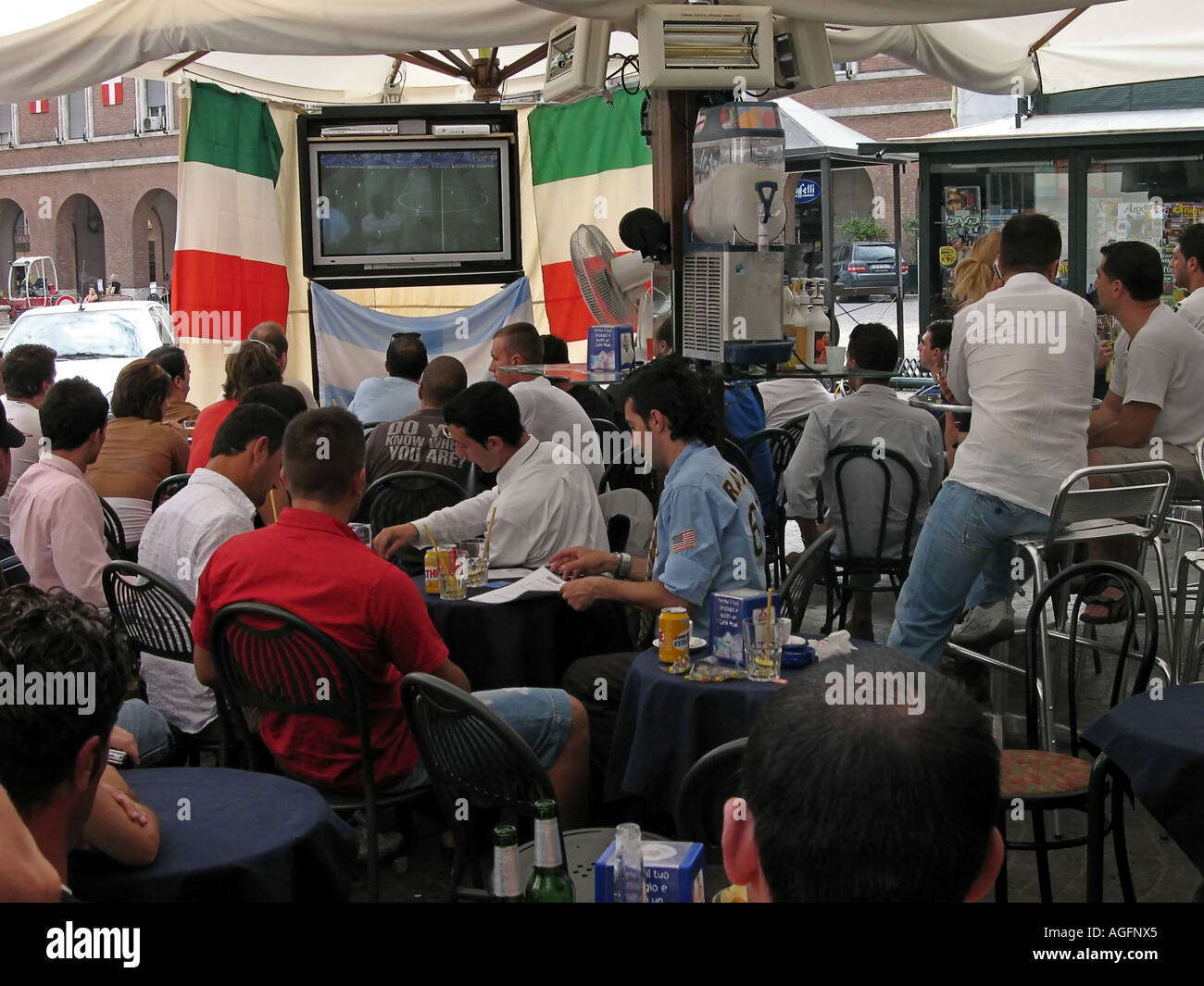 Les partisans italiens regardant un match de foot à l'extérieur d'un café pendant la worldcup Banque D'Images