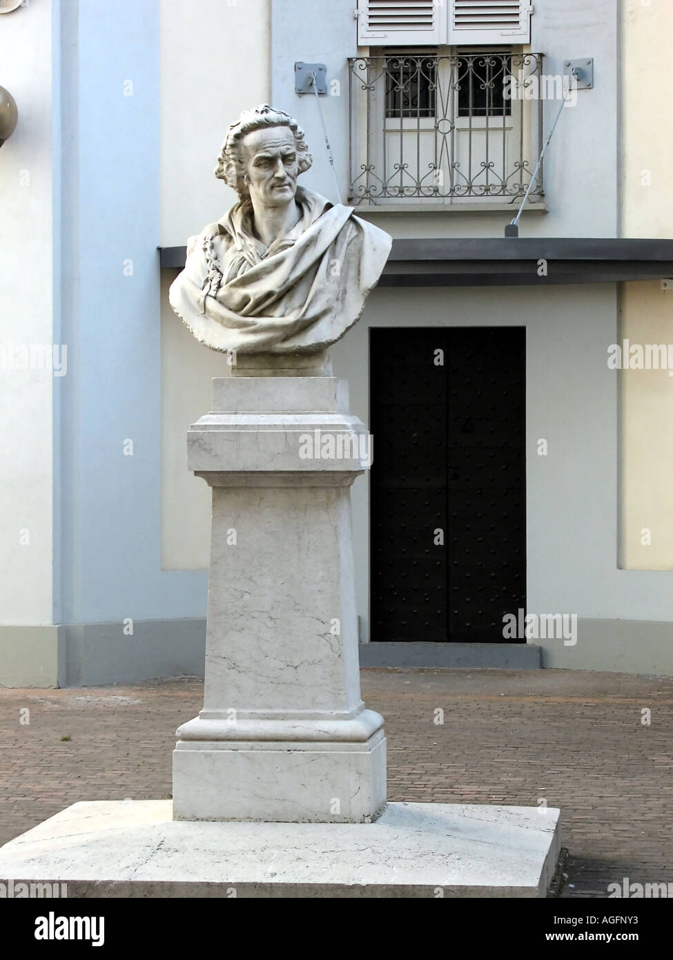 Buste de Vittorio Alfieri poète local et la tragédie auteur dans le Nord de l'Italie Piémont Asti Banque D'Images