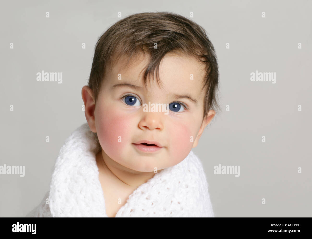Portrait De Bebe Aux Cheveux Noirs De 7 Mois Avec Des Joues Roses Enveloppees Dans Un Chale Blanc Contre Un Fond Gris Photo Stock Alamy