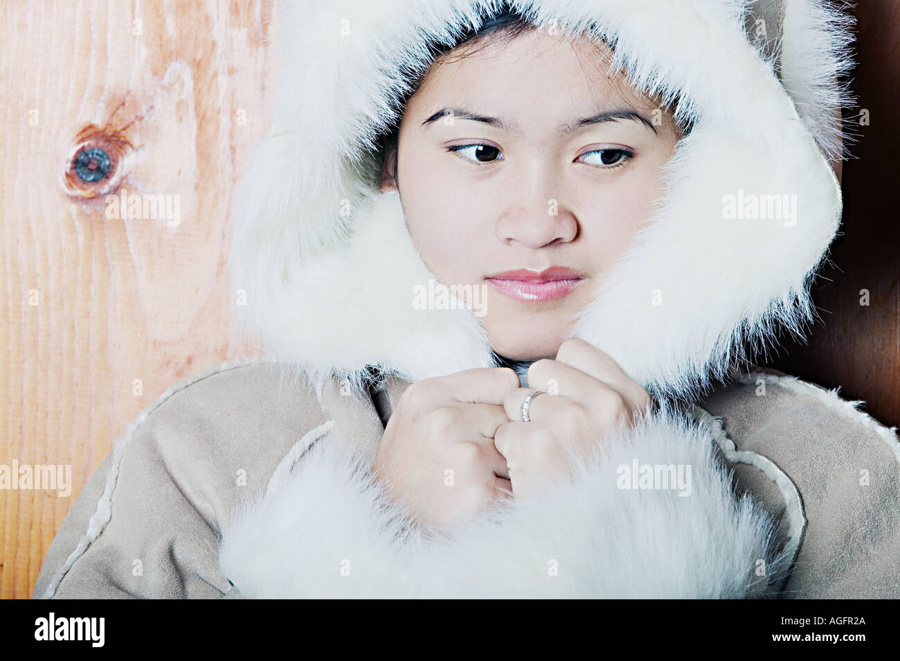 Young Woman Holding Coat Hood pour plus de chaleur Banque D'Images