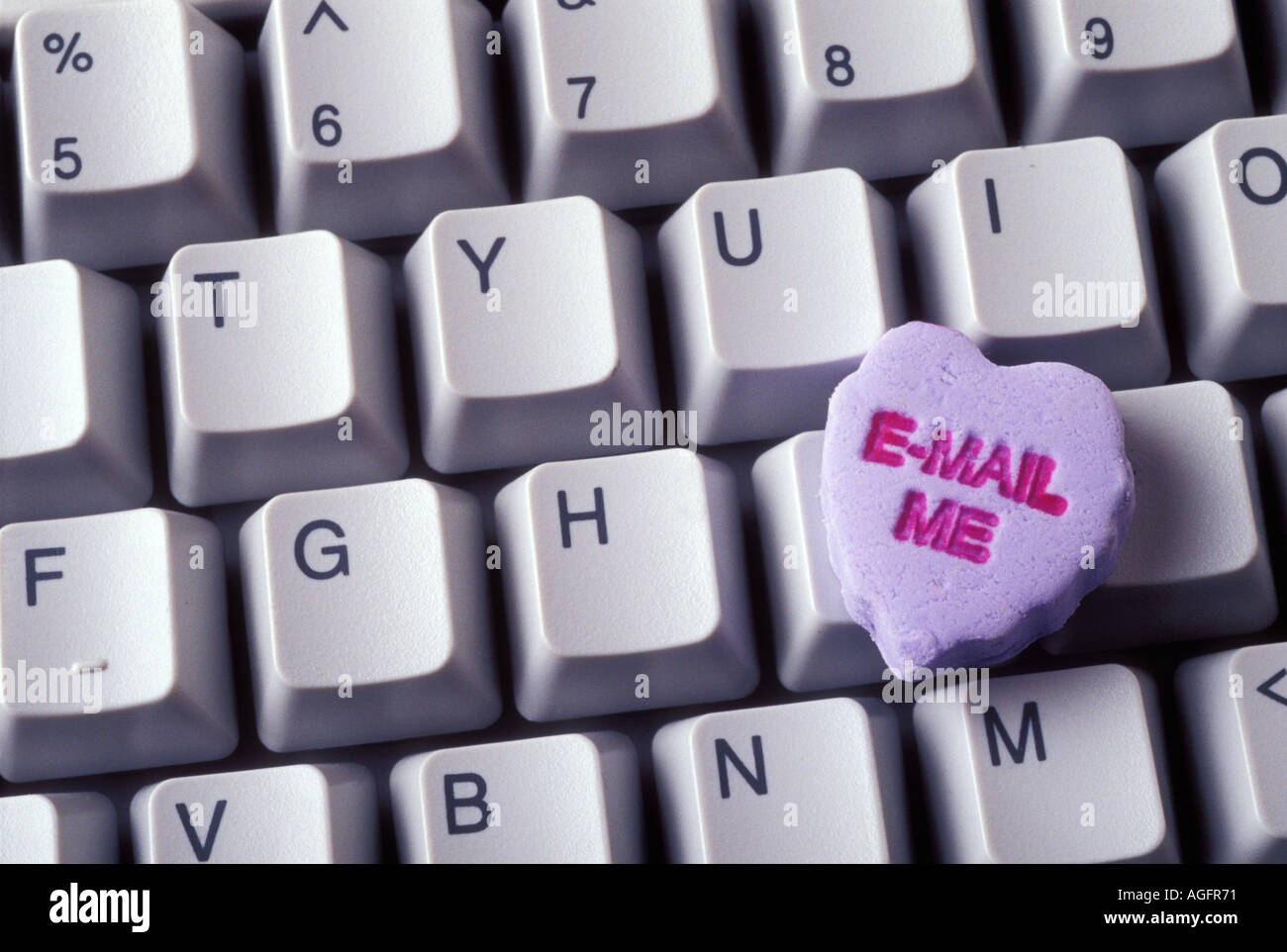 Bonbons en forme de coeur avec les mots e mail me sur clavier Photo Stock -  Alamy