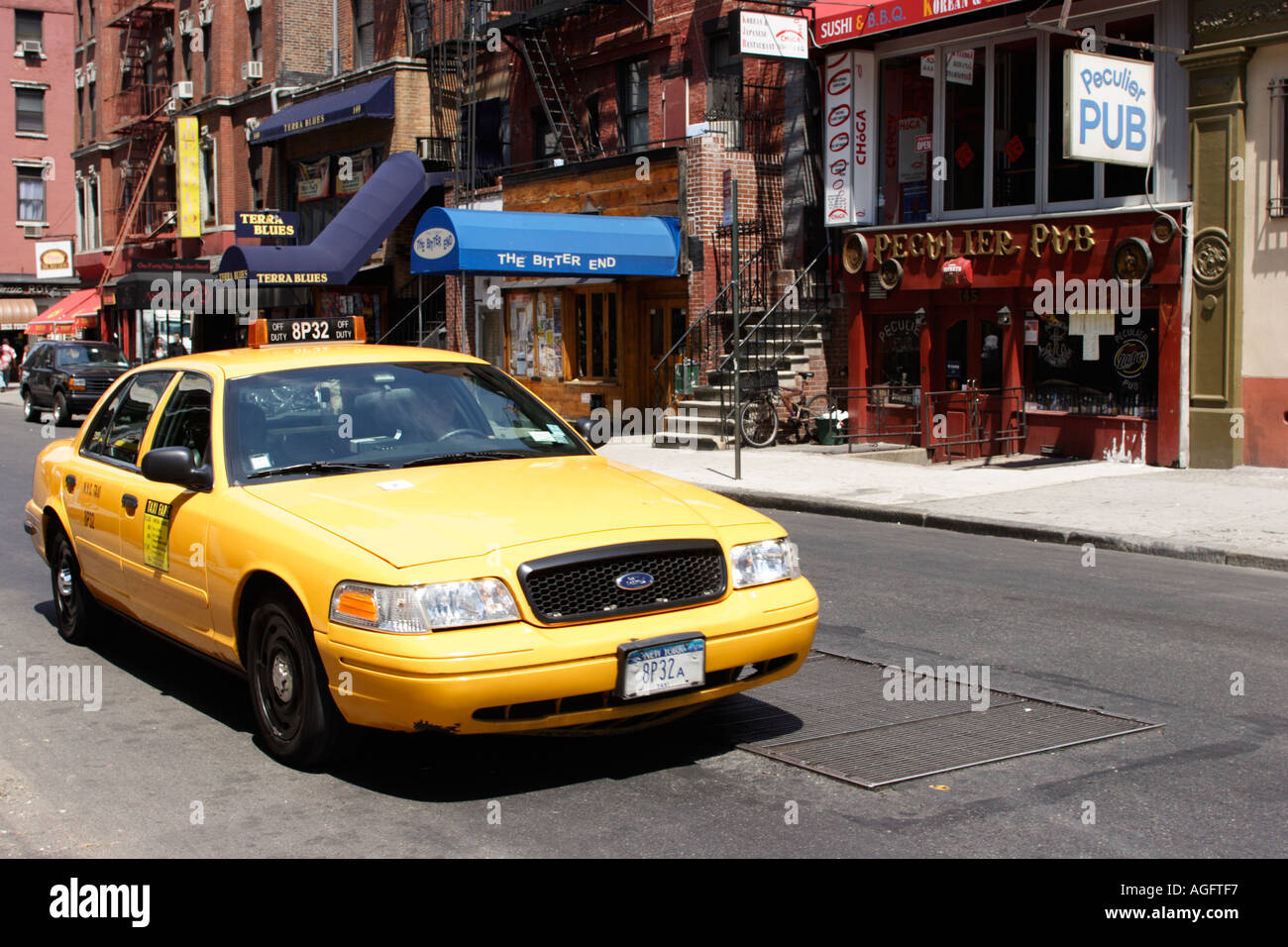 Greenwich Village Bleeker Street taxi Street Pub Peculier l'amère fin Manhattan New York USA Banque D'Images